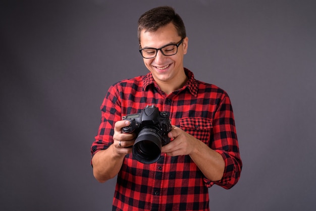 Retrato de jovem fotógrafo segurando uma câmera