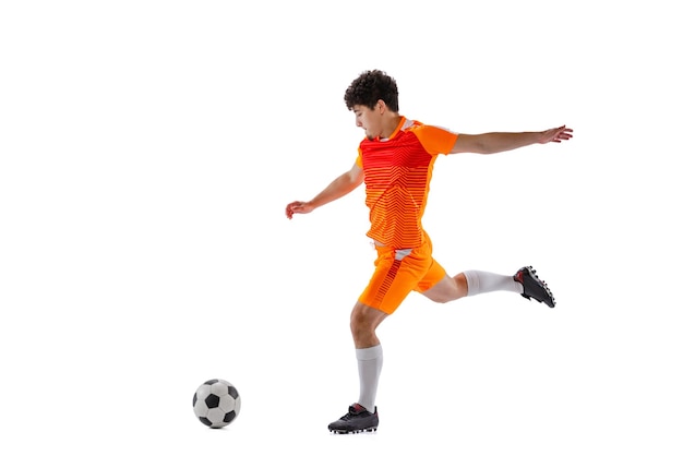 Retrato de jovem futebol jogando em treinamento de movimento isolado sobre fundo de estúdio branco
