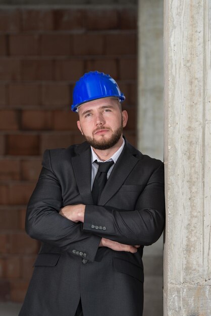 Retrato de jovem gerente de construção com os braços cruzados