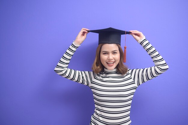 Retrato de jovem graduada em fundo azul