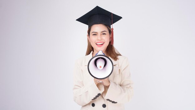 Retrato de jovem graduado sobre fundo branco