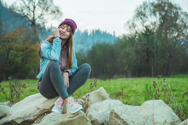 Retrato de jovem hippie desfrutando de uma vista incrível das montanhas