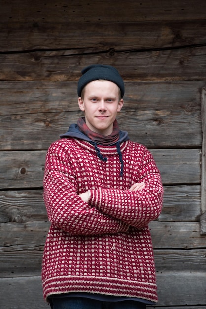 Foto retrato de jovem hipster, homem com piercing no nariz na frente da velha casa de madeira vintage