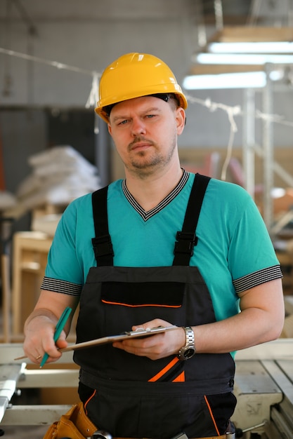 Retrato de jovem homem atraente no trabalho