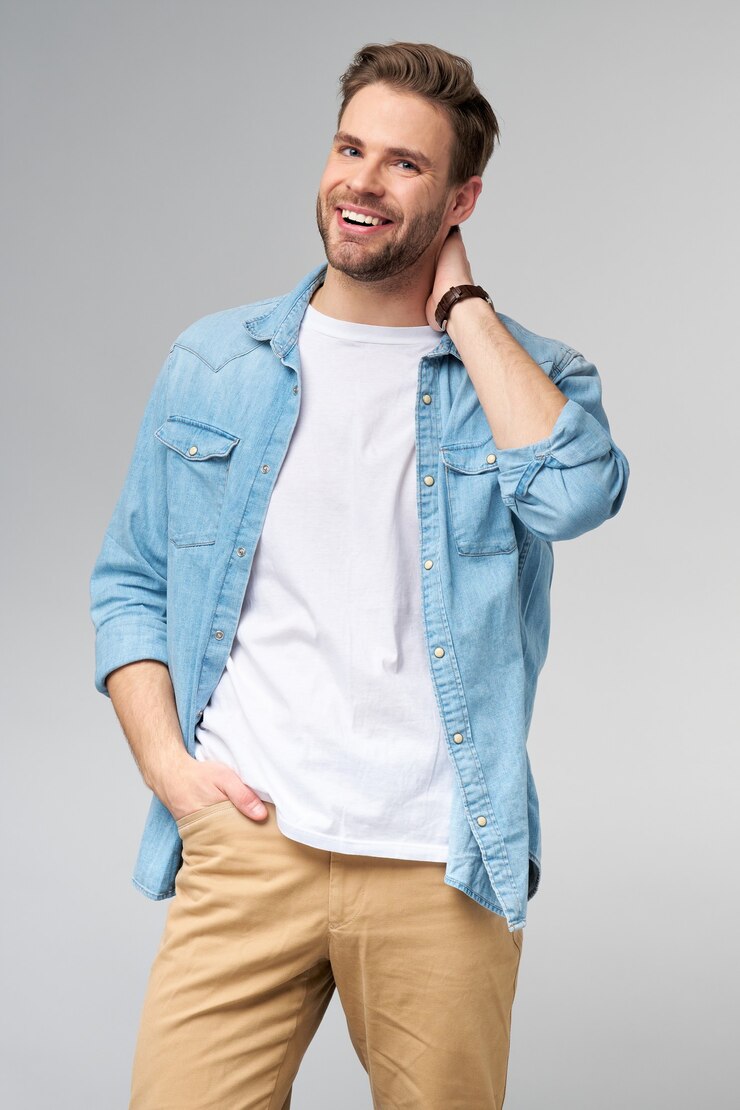 Foto retrato de jovem homem bonito caucasiano em camisa jeans