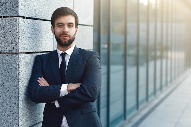 Retrato, de, jovem, homem negócios, em, um, paleto, posar, ligado, experiência, de, edifício escritório