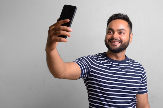 retrato de jovem indiano barbudo em branco