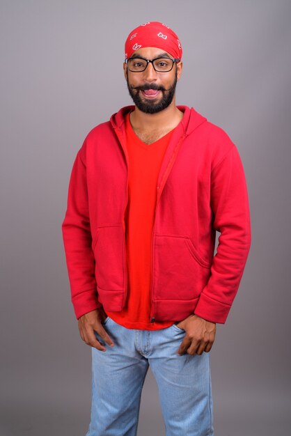 Retrato de jovem indiano bonito de camisa vermelha
