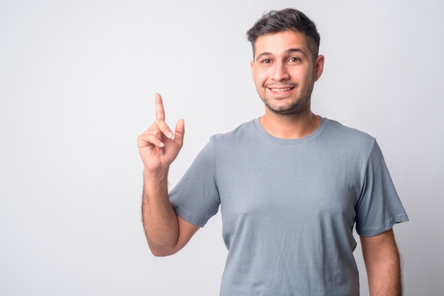 Retrato de jovem iraniano bonito em branco