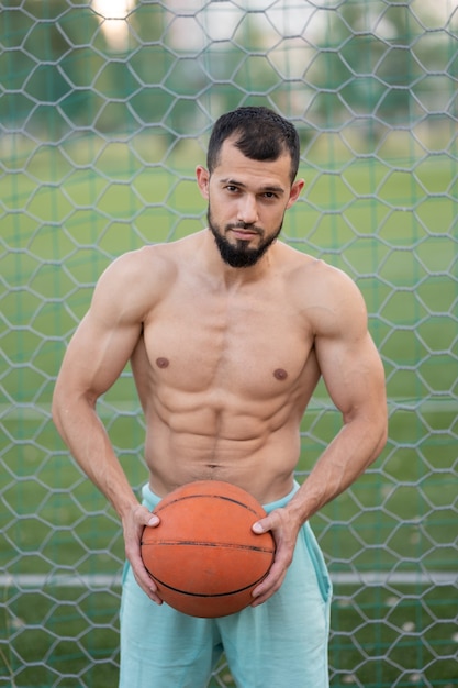 Retrato de jovem jogador de basquete de rua