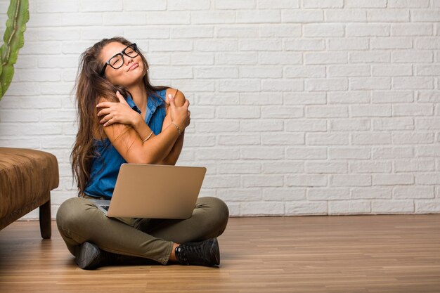 Foto retrato, de, jovem, latim, mulher senta-se chão, orgulhoso, e, confiante, apontar dedos