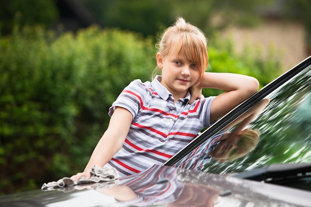 Retrato de jovem lavando carro