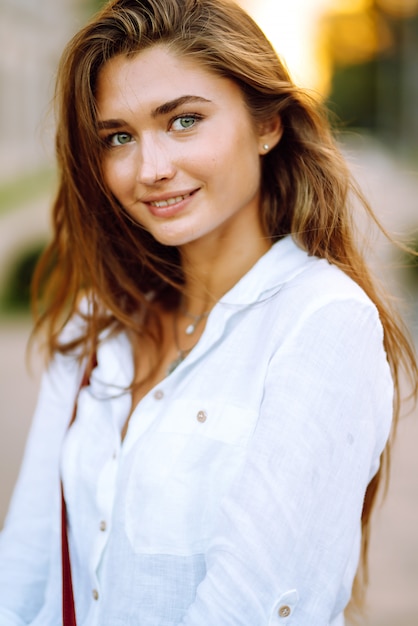 Retrato de jovem linda sorrindo