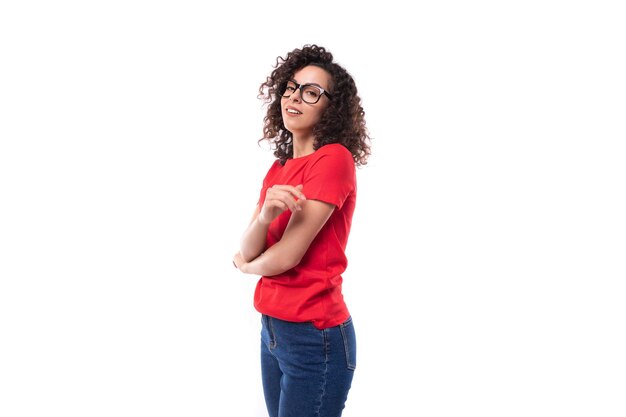 Foto retrato de jovem magra mulher morena muito encaracolada vestindo camiseta vermelha básica casual com mockup