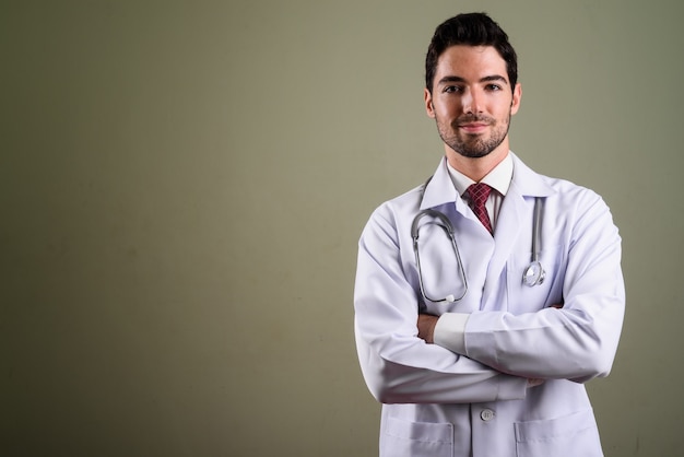 Retrato de jovem médico bonito com barba por fazer