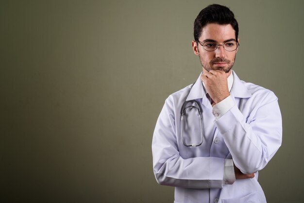 Retrato de jovem médico bonito com óculos