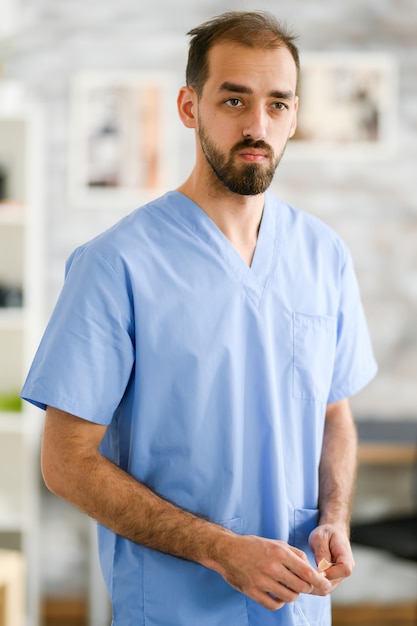 Retrato de jovem médico em seu uniforme. casa de repouso.