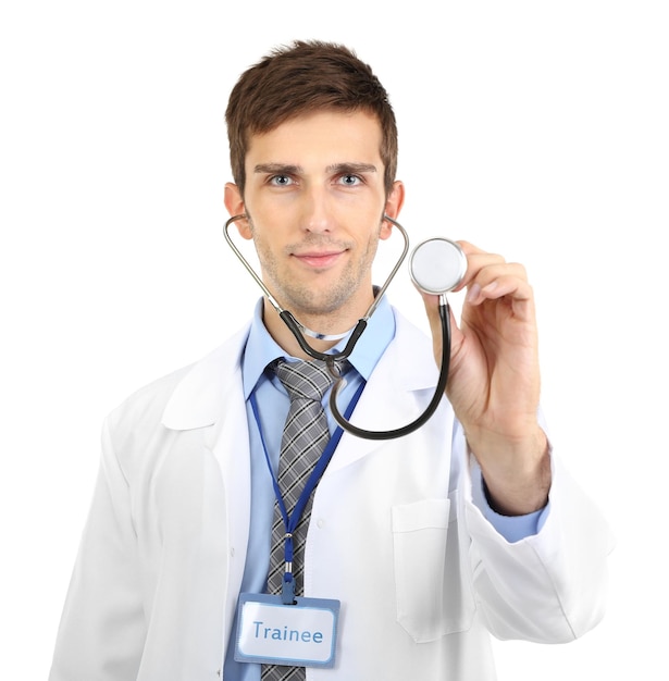 Retrato de jovem médico estagiário isolado no branco