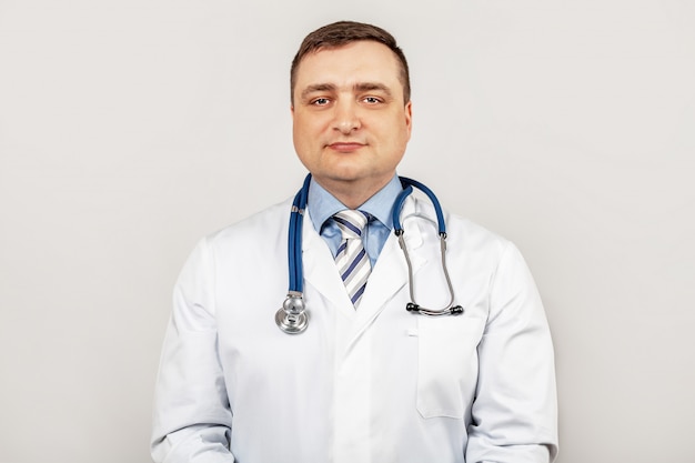 Retrato de jovem médico masculino sorridente com um estetoscópio no pescoço