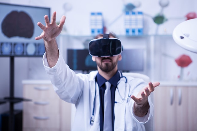 Retrato de jovem médico usando tecnologia de realidade virtual para problemas de saúde. Médico usando fone de ouvido de realidade virtual.