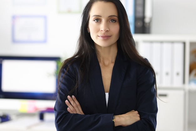 Foto retrato de jovem morena em um terno de negócio em implementação de escritório de mulheres em negócios