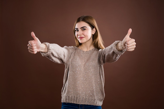 Retrato de jovem mostrando os polegares