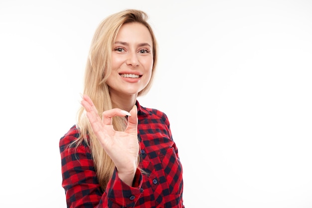 Retrato de jovem mostrando sinal de OK com os dedos isolados no fundo branco Conceito aceito de carreira bem-sucedida