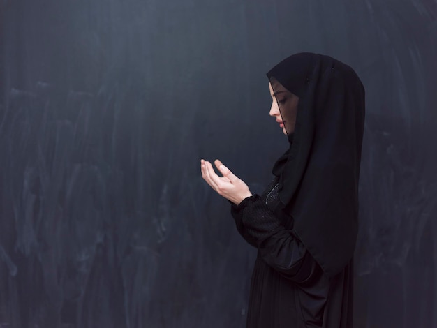 Retrato de jovem muçulmana fazendo dua. foto de alta qualidade