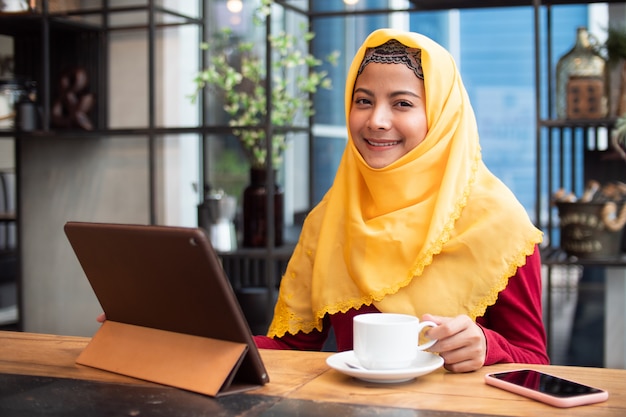 Retrato, de, jovem, muçulmano, mulher, em, loja café