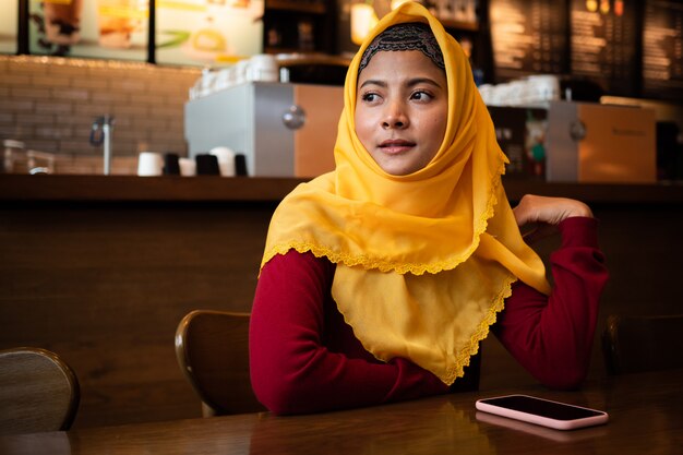 Retrato, de, jovem, muçulmano, mulher, em, loja café