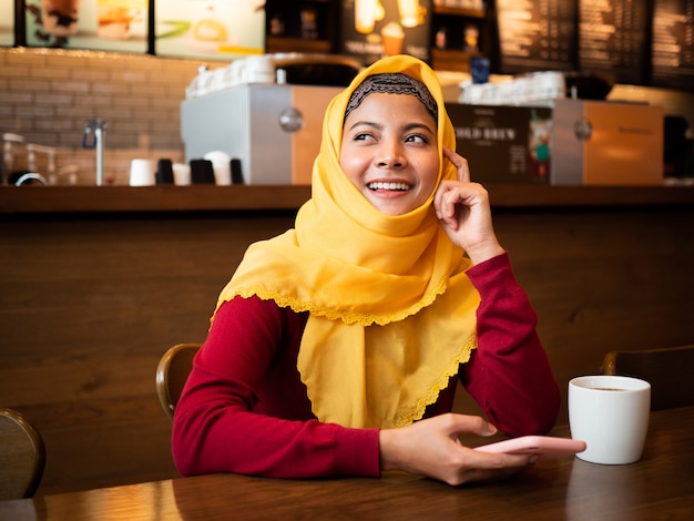 Retrato, de, jovem, muçulmano, mulher, em, loja café