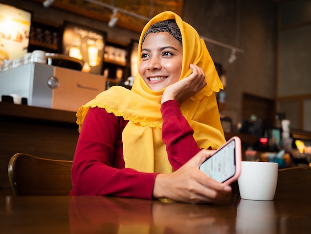 Retrato, de, jovem, muçulmano, mulher, em, loja café