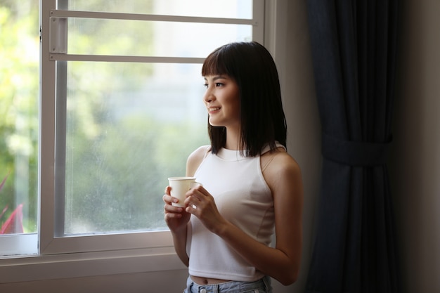 Retrato, de, jovem, mulher asian, sorrindo