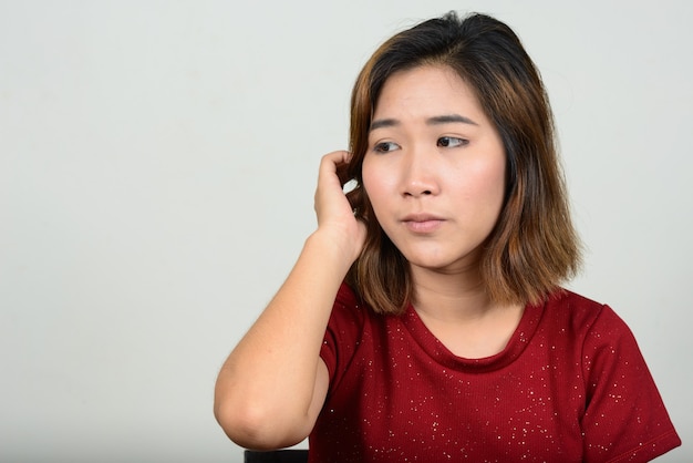 Retrato de jovem mulher asiática com cabelo curto