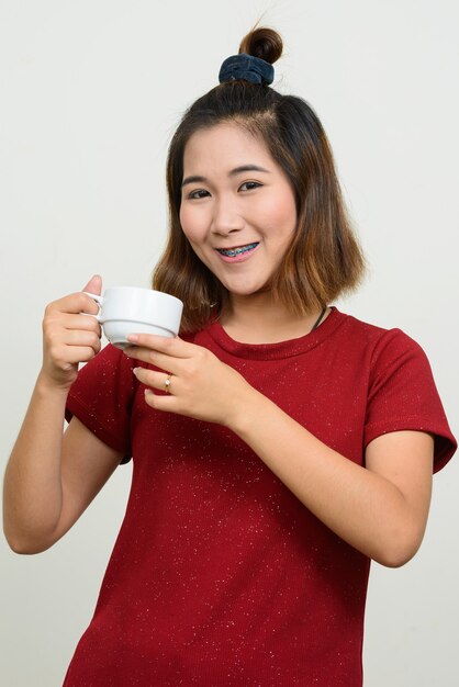 Retrato de jovem mulher asiática com cabelo curto