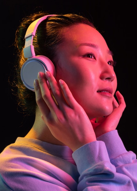 Foto retrato de jovem mulher asiática com fones de ouvido