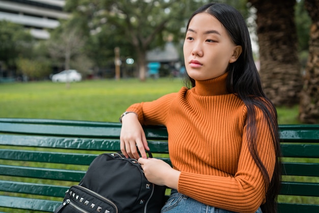 Retrato de jovem mulher asiática