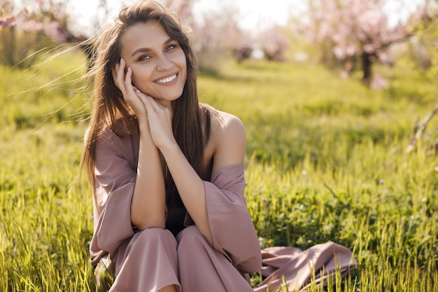 Retrato de jovem mulher bonita ao ar livre