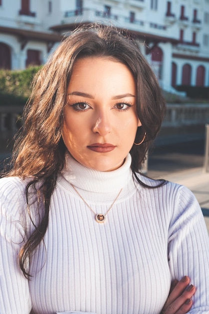 Foto retrato de jovem mulher caucasiana em pé no meio da rua