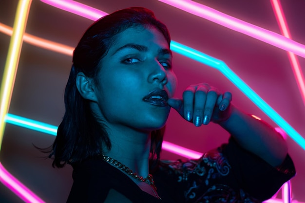 Retrato de jovem mulher de néon em fundo de estúdio escuro conceito de Cyber Monday