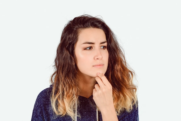 Retrato de jovem mulher pensando.