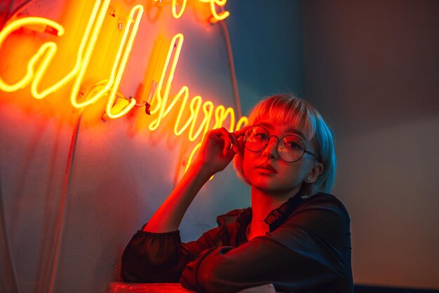 Foto retrato de jovem mulher por texto iluminado