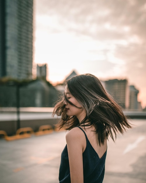 Retrato de jovem na cidade