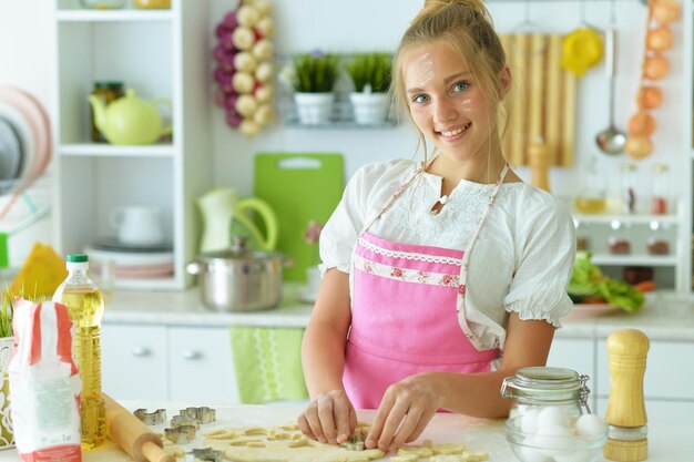 Retrato de jovem na cozinha fazendo biscoitos