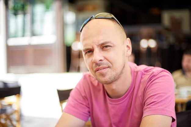 retrato de jovem na pausa para o café no restaurante