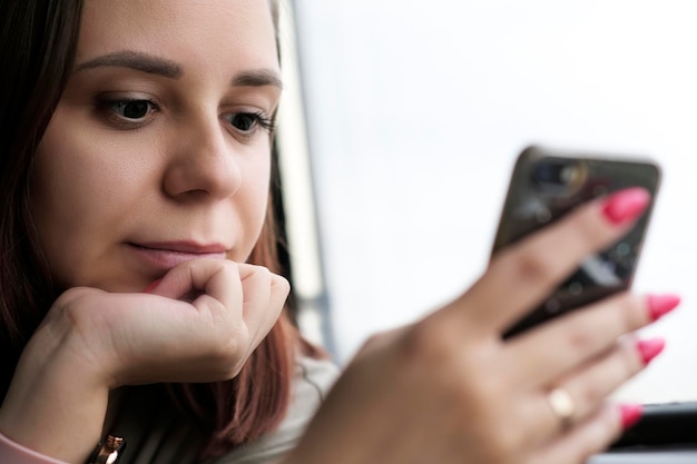 Retrato de jovem navegando no celular andando de trem fechar