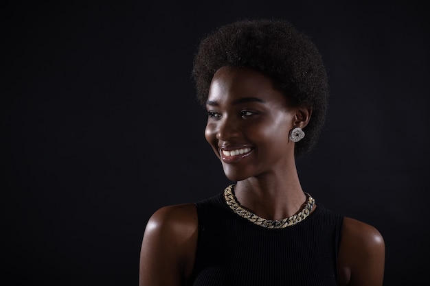 Retrato de jovem negra elegante e séria