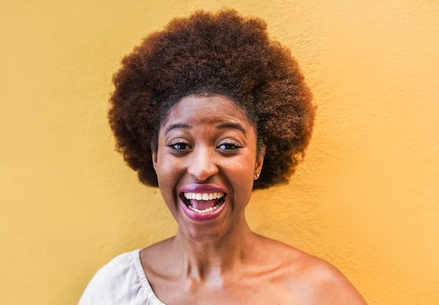 Retrato de jovem negra sorridente