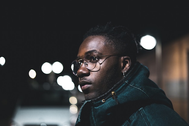 Foto retrato de jovem negro e bonito e moderno na rua