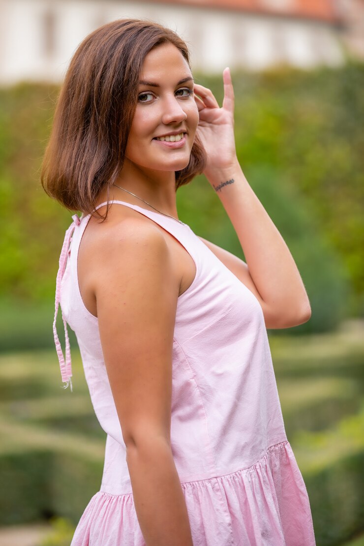 Foto retrato de jovem no jardim wallenstein em praga, república tcheca